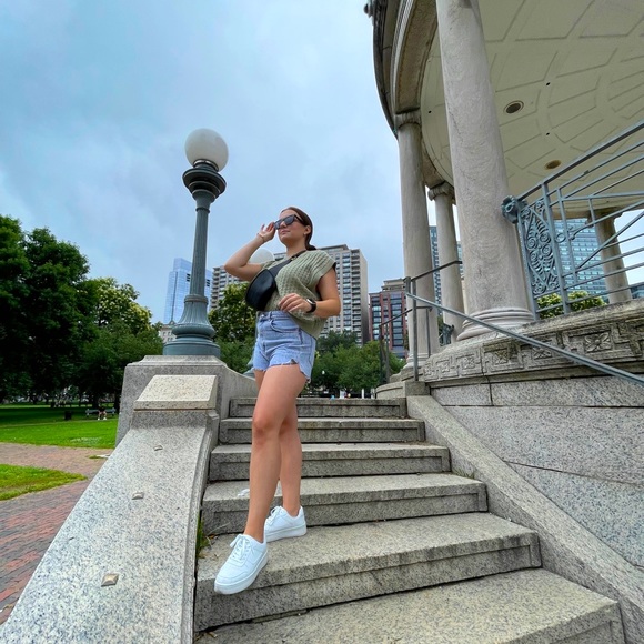 Meet your Posher, Amanda - Picture 5 of 5